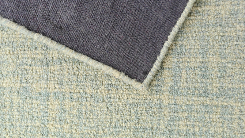 Tapis en laine bouclée bleu écume de mer et crème | Tapis moderne uni touffeté à la main
