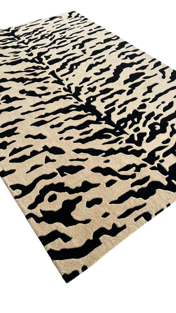 Aethel Abstract Tiger Stripe Hand Tufted Rug in Black & Sand